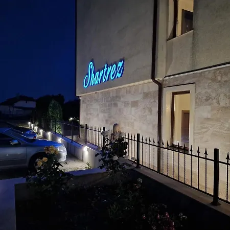 Modern In Shartrez, Shkorpilovsti שקורפילובצי